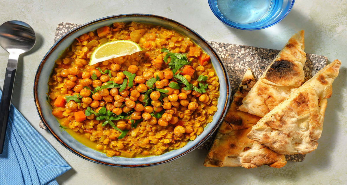 Dahl met knapperige kikkererwten en naan met kokosmelk, spinazie en limoen