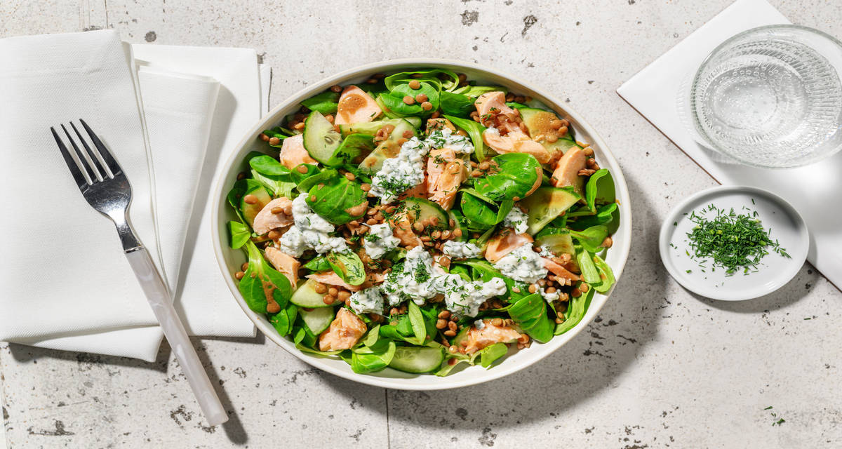 Salade de lentilles express & saumon fumé avec une sauce chèvre-aneth