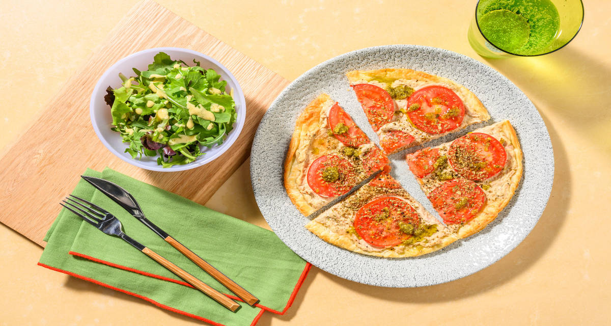 Tarte fine thon, tomates & crème de basilic avec du fromage frais aux herbes & une salade