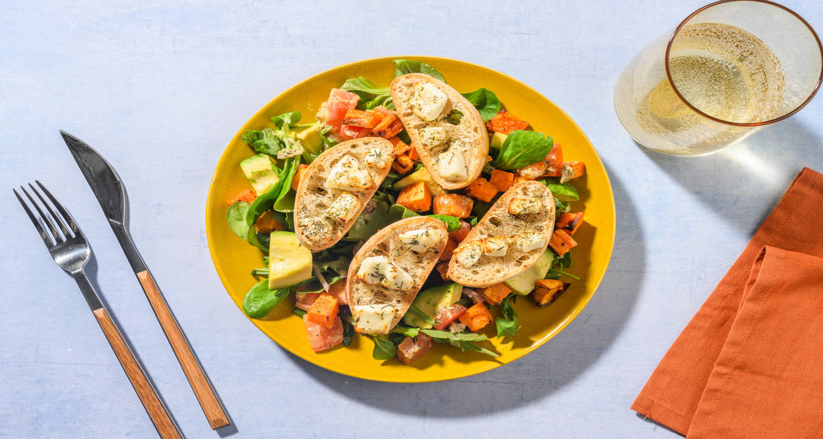 Avocado salad & tartines chèvre-miel avec de la patate douce rôtie & des tomates