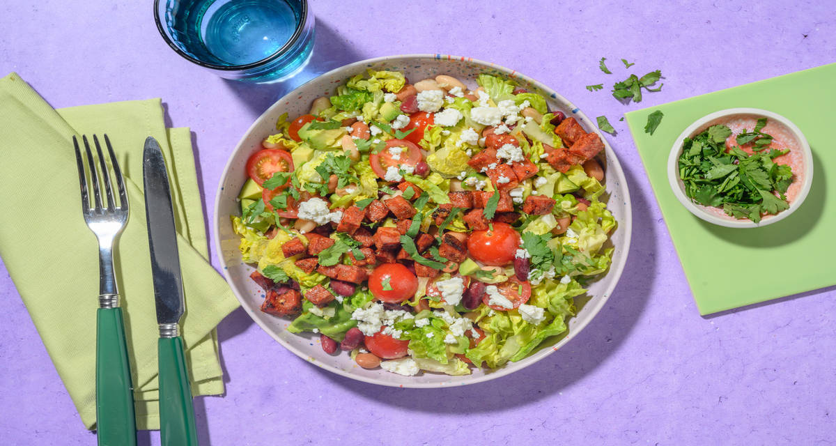 Salade de haricots & chorizo à la mexicaine avec de l’avocat & du fromage frais
