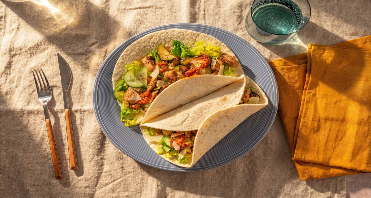 Wraps poulet, oignons confits & pesto rosso avec des tortillas complètes & du fromage