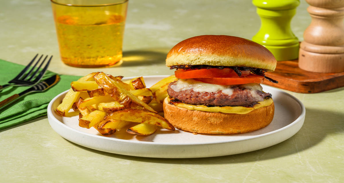 Burger de steak végétal & chutney d'oignons avec des crudités, du gouda & des frites
