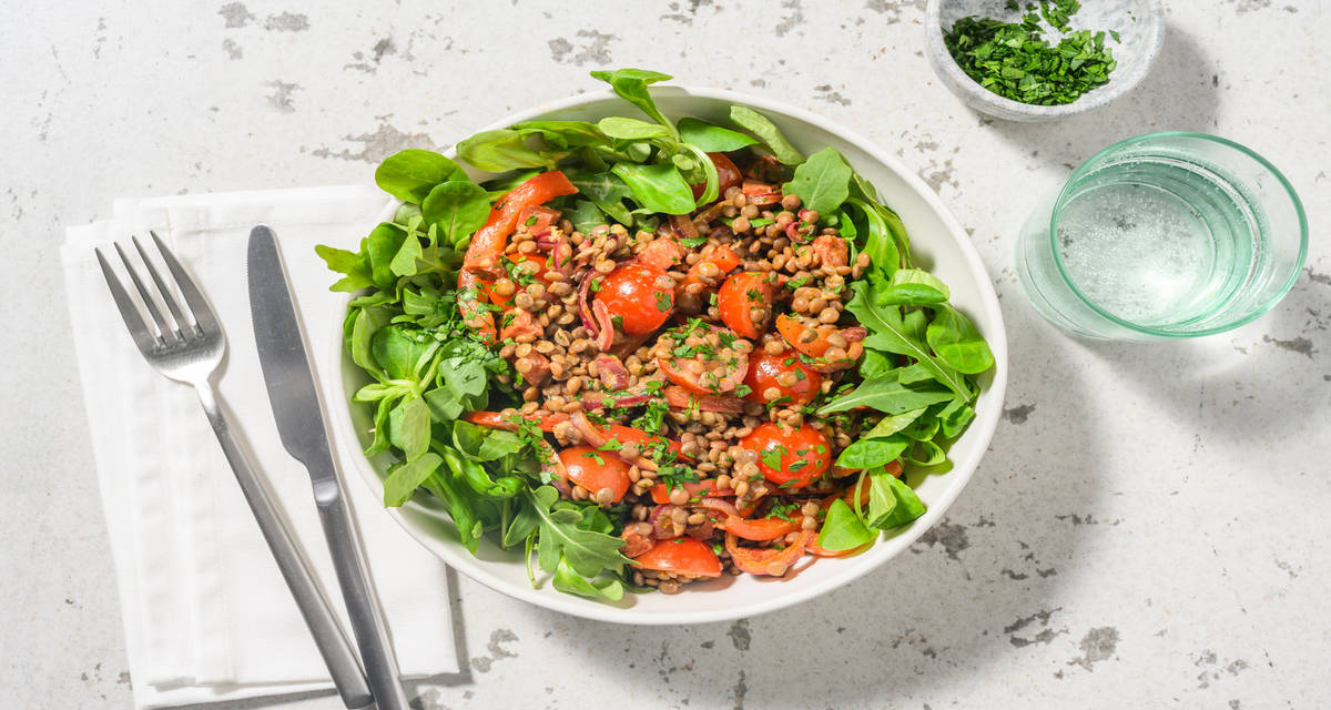 Bowl flash : lentilles, chorizo & sauce yaourt avec des tomates, de l'origan & du persil