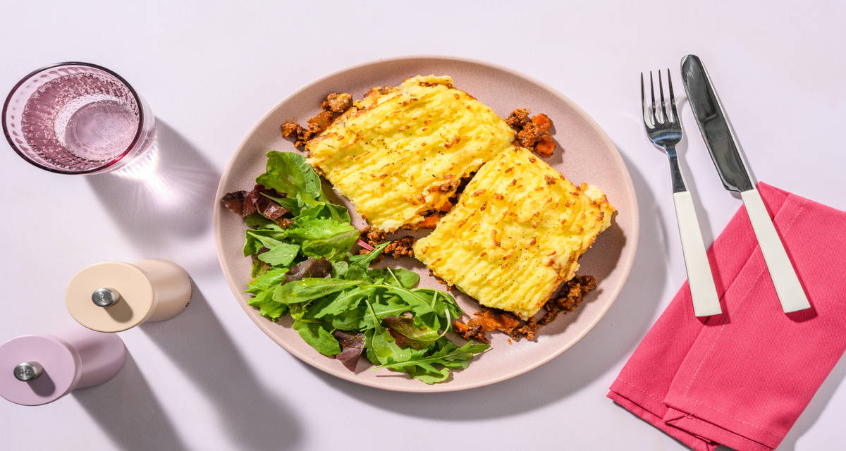 Hachis Parmentier gourmand de bœuf avec de la muscade, du thym & une salade fraîche