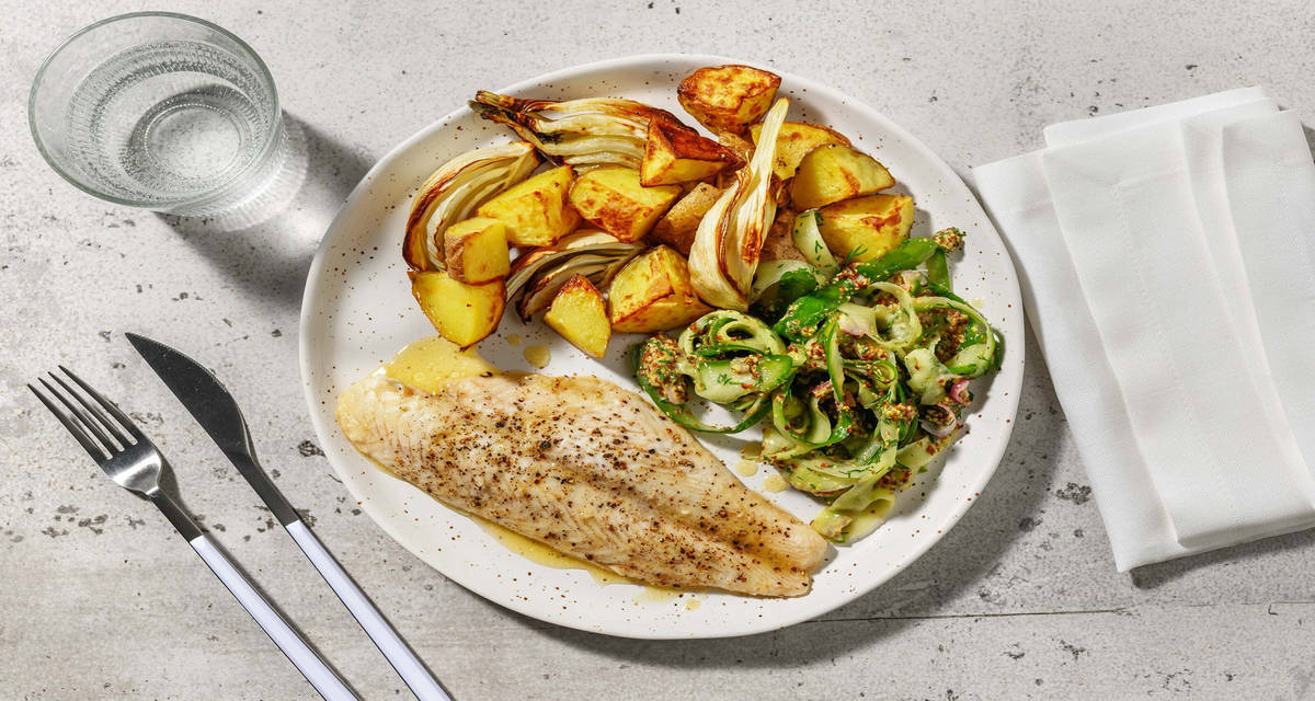 Pannstekt kolja och citronsmörsås med syltad gurksallad med senapsdressing