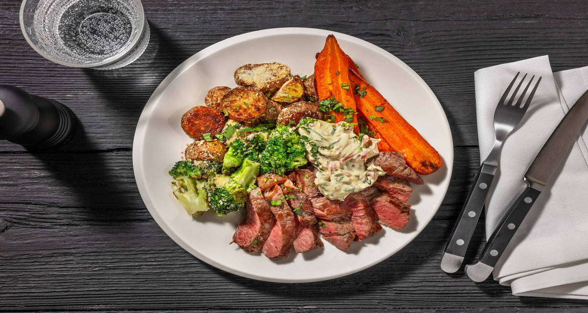 Grillad rumpstek och dragondipp med rostade morötter och gratinerad broccoli