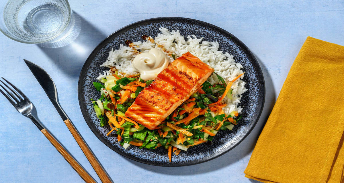 Hoisinglaserad öring med pak choi-sallad och asiatisk majonnäs