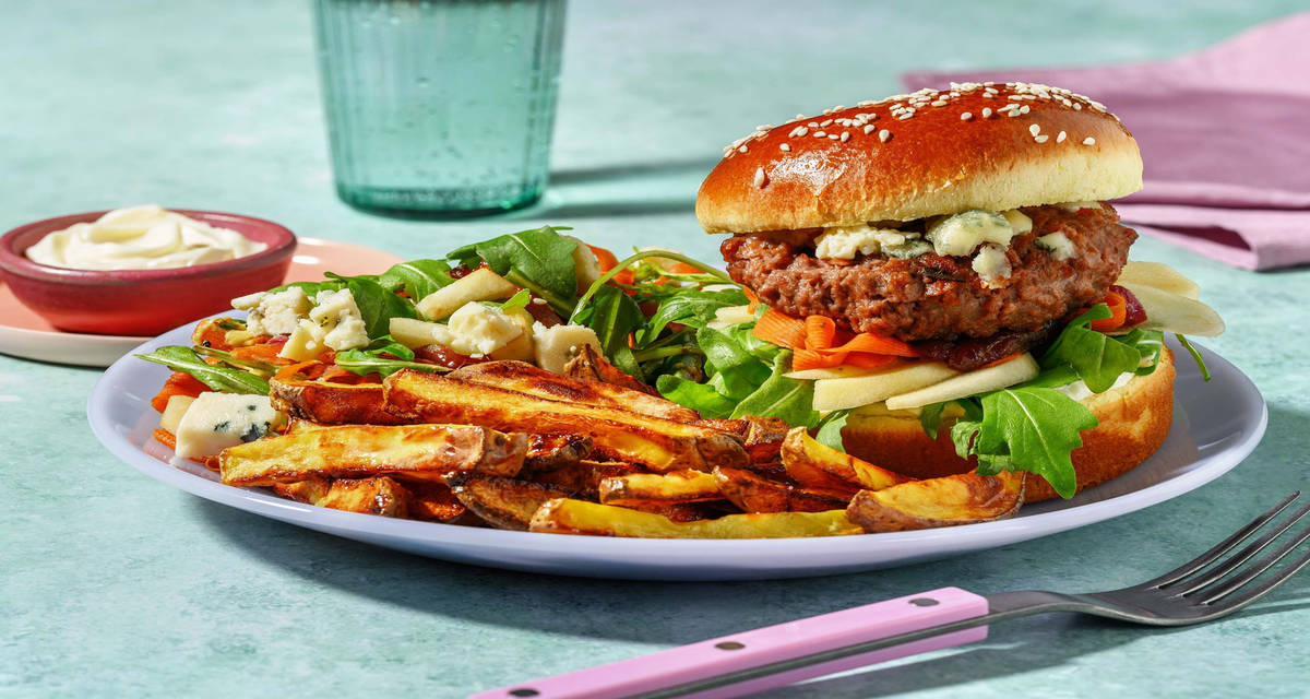 Burger végétarien au fromage bleu frites maison et salade de poire balsamique