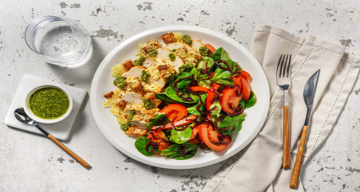 Filet de dinde sur salade à l'italienne croûtons maison et oignon rouge caramélisé