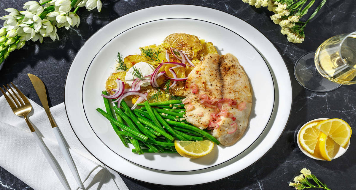 Stekt havsabborre och citronsås med krossad potatis och crème fraiche