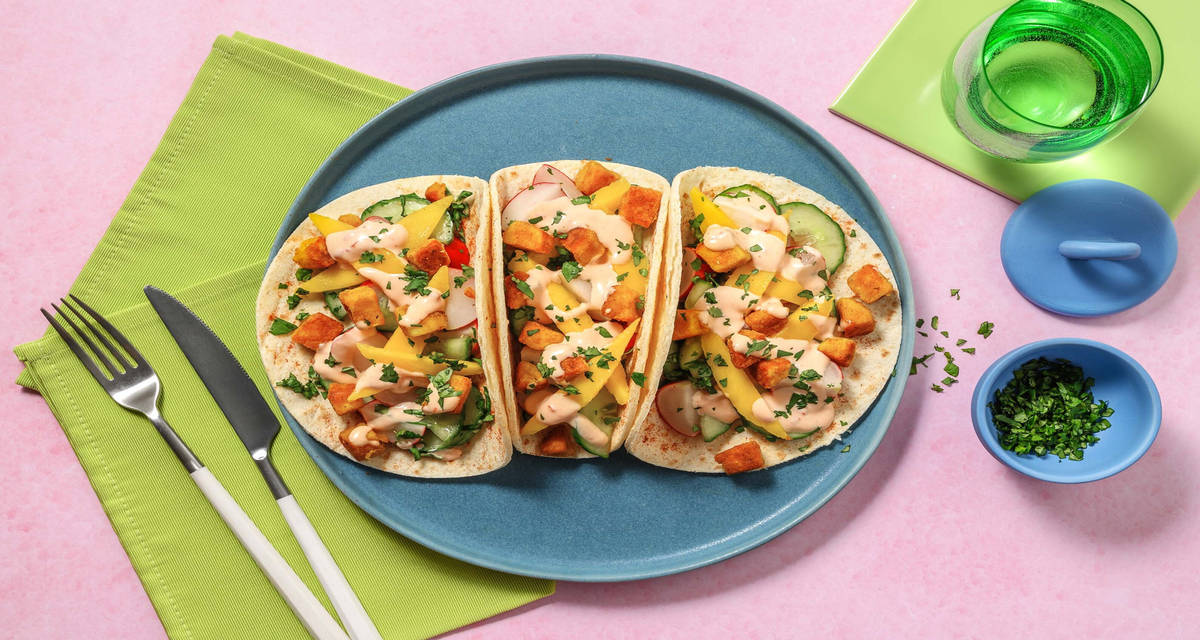 Tacos de fromage à griller épicés et sauce au chili sucrée épices pili-pili, mangue, coriandre et salade croquante