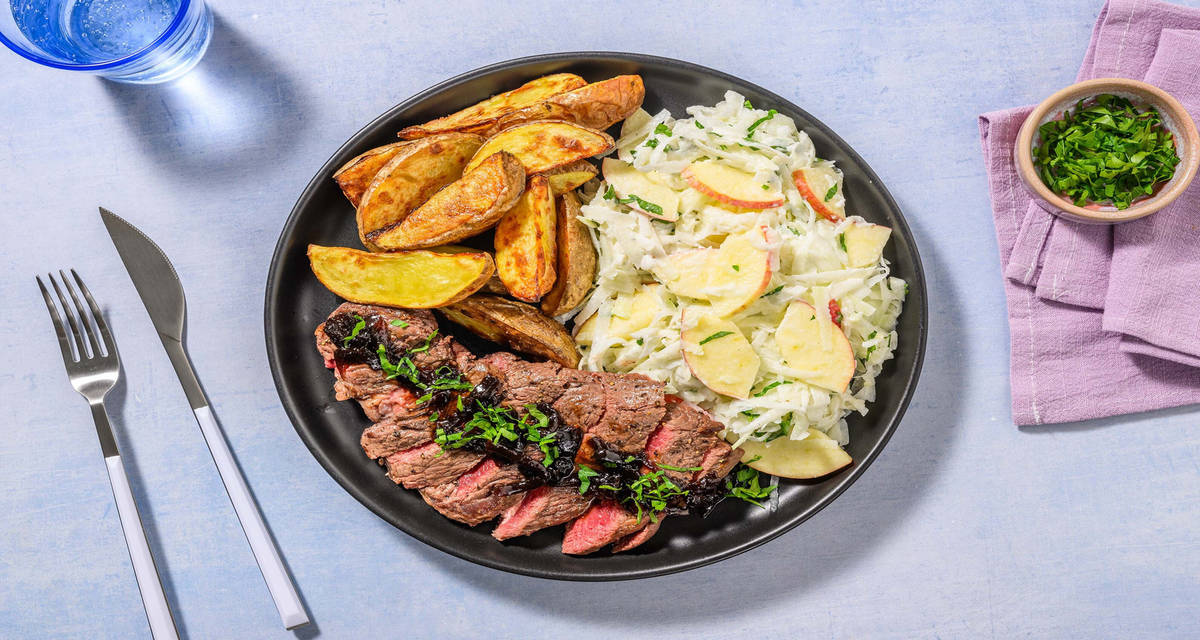 Steak et pommes de terre sautées salade de chou-rave à la pomme et herbes fraîches