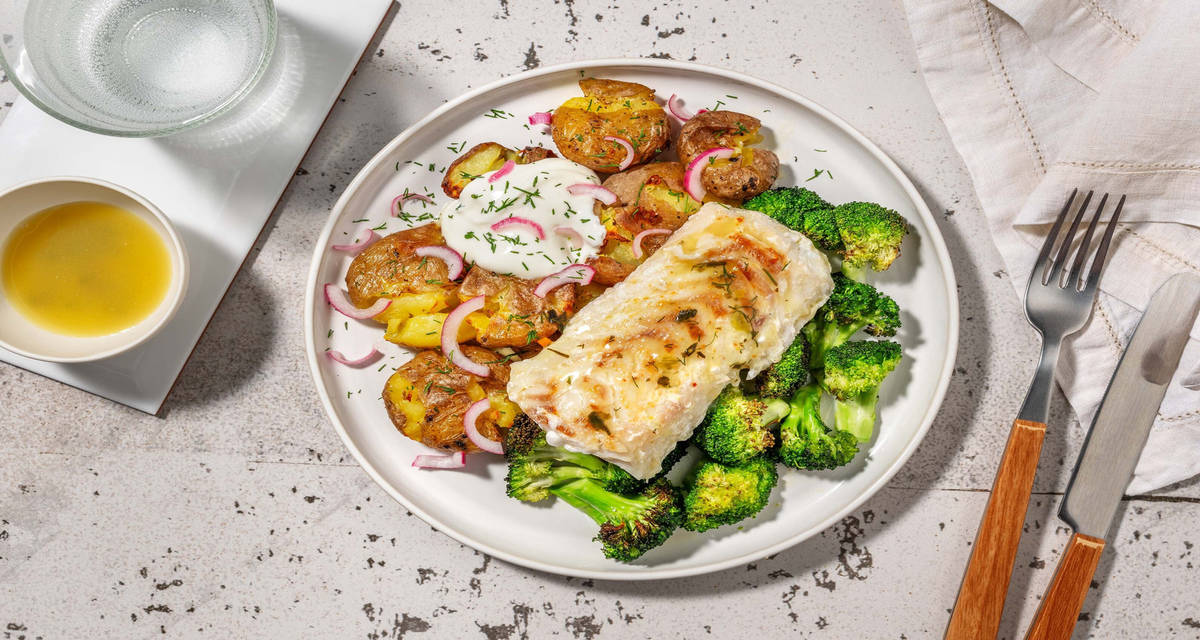 Stekt torsk i citronsmörsås med krossad potatis och syltad rödlök