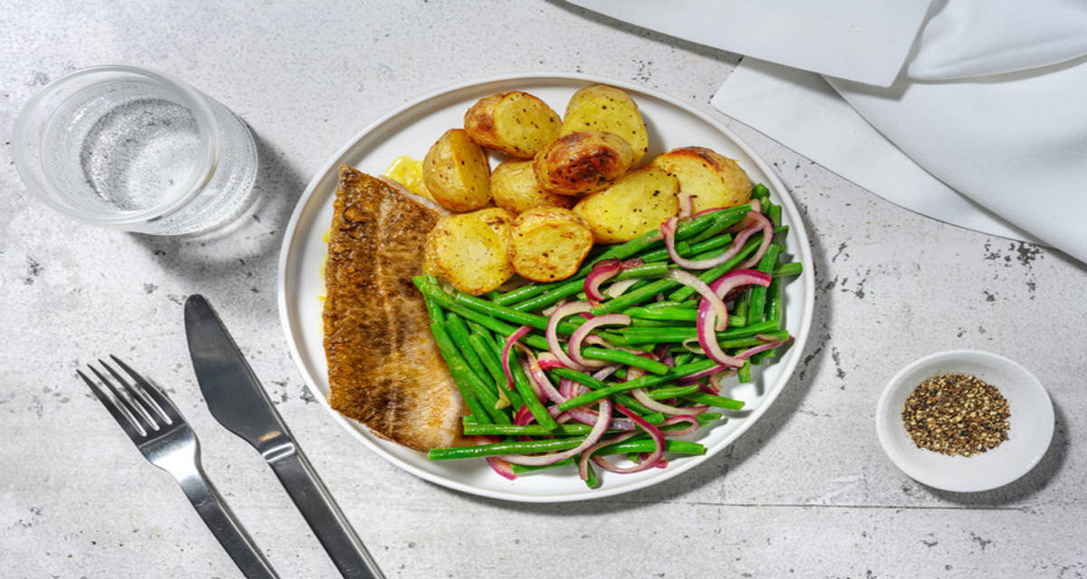 Filet de merlu & vinaigrette acidulée grenailles au four et haricots verts