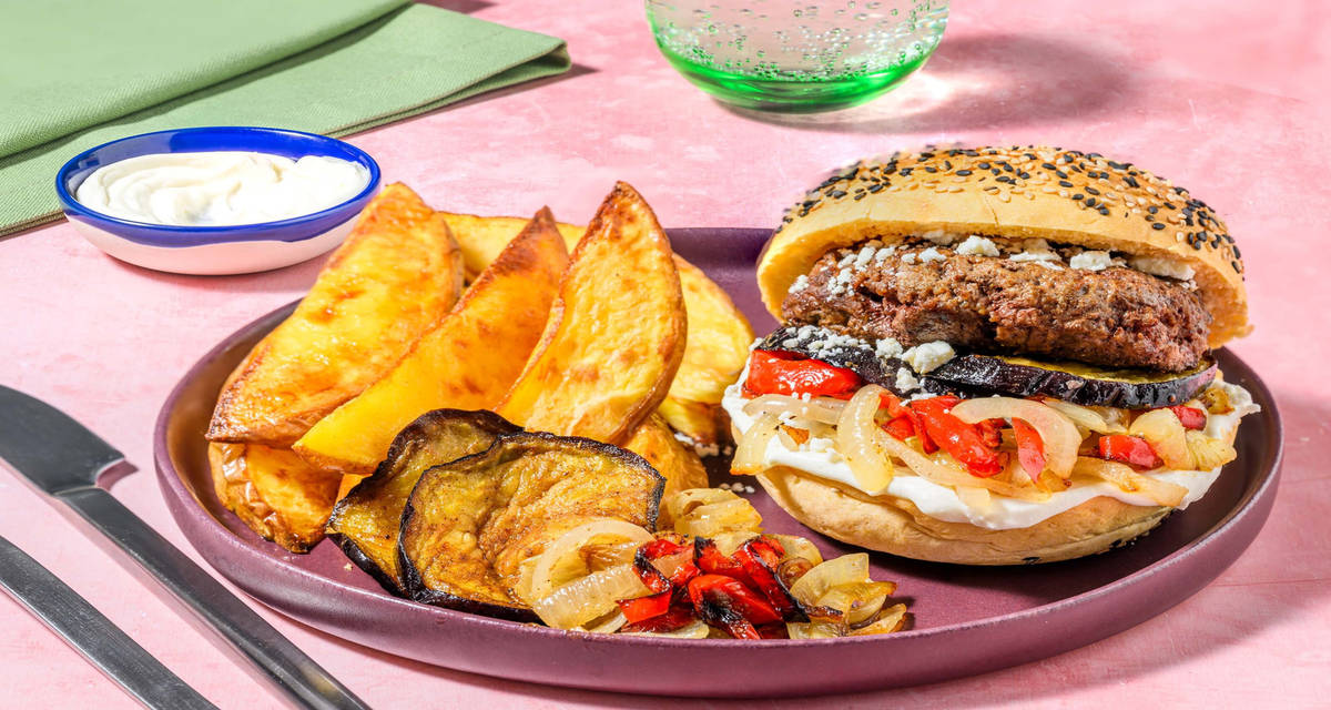 Burger à l'orientale au lebné et aubergine petit pain à la carotte, fromage grec et pommes de terre au four