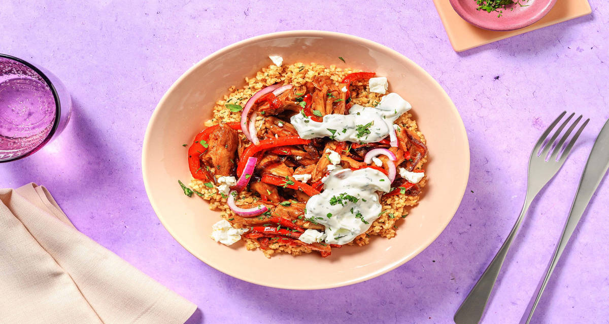 Bowl de boulgour au chawarma végétarien tzatziki, fromage grec et oignon mariné