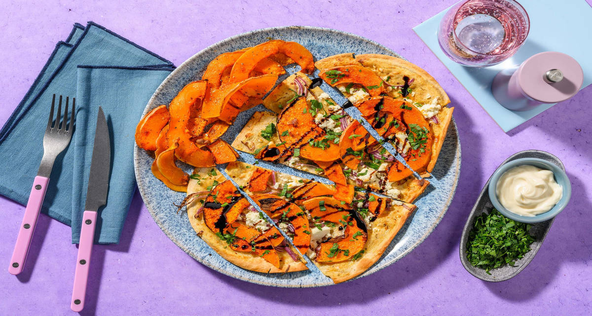 Flammkuchen met pompoen en witte kaas met verse kruiden en balsamicocrème