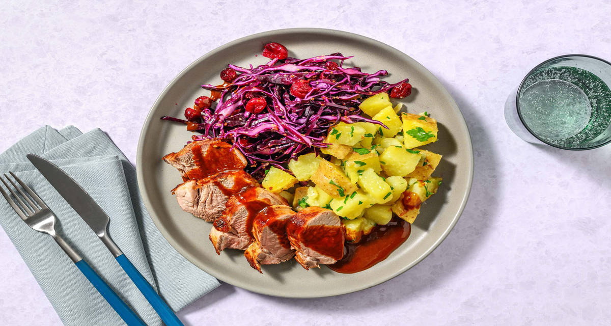 Svinemørbrad i brun sovs med persillekartofler og kålsalat