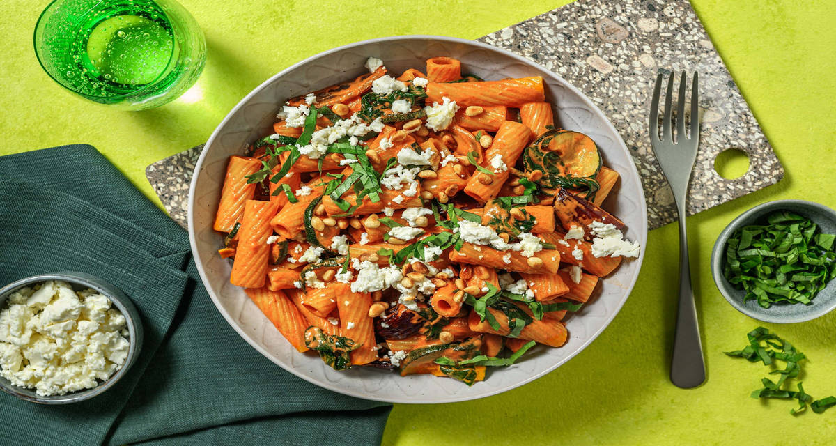 Italiensk gedeost-rigatoni med frisk basilikum og ristede pinjekerner