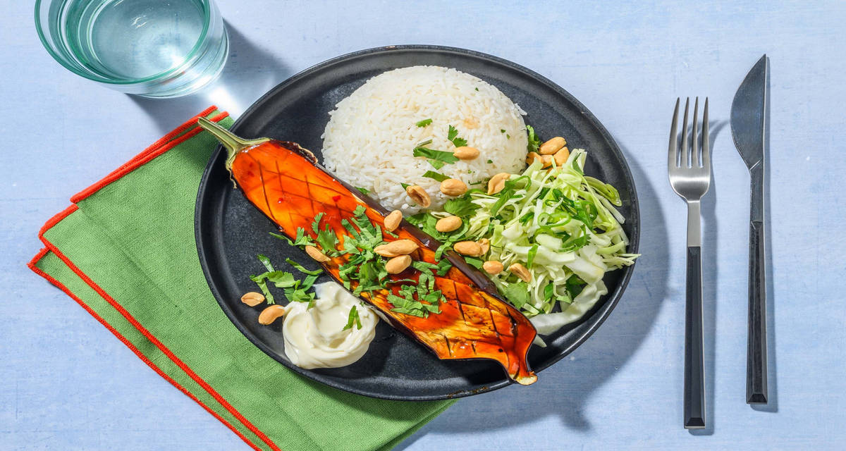 Misobakad aubergine med citrongräsris och ingefärssallad