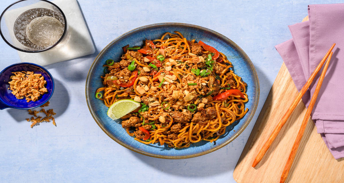 Nouilles au haché végé, cacahuètes & pak-choï sauce hoisin, oignons croustillants et citron vert