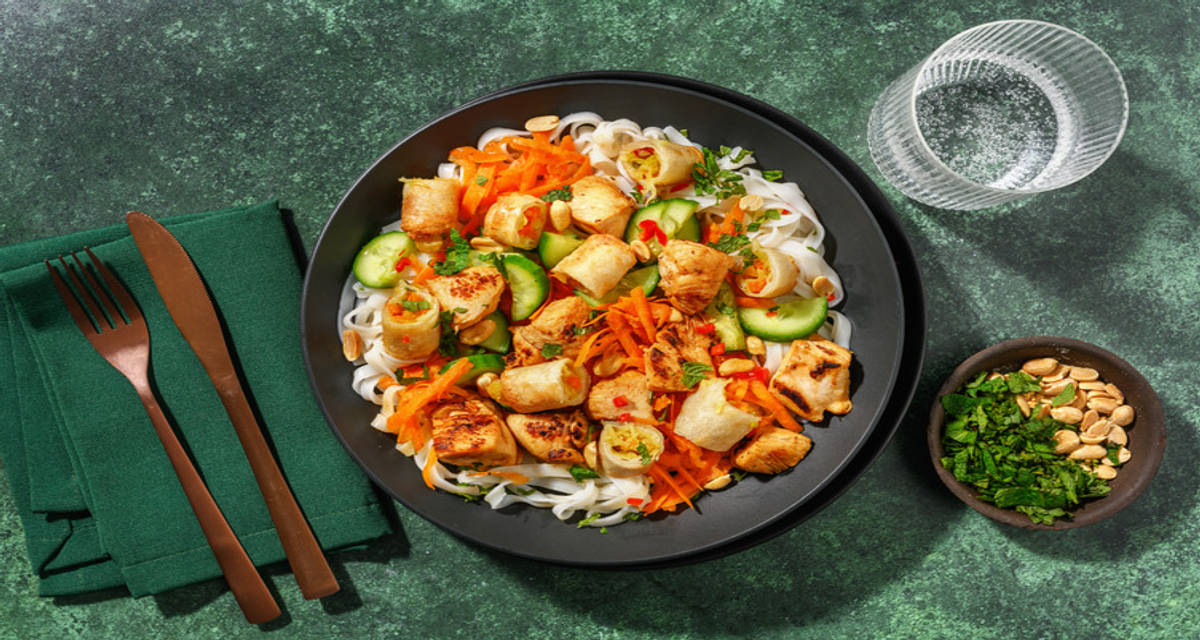 Bò bún vietnamien au poulet & nems avec des nouilles de riz