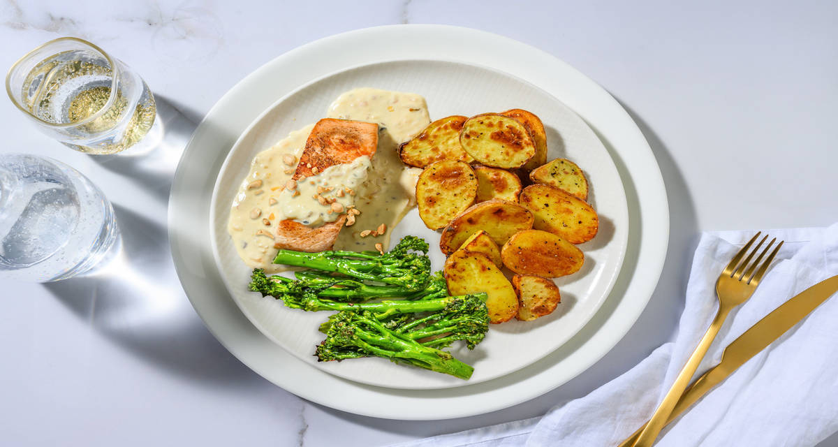 Pavé de saumon & beurre nantais maison avec des grenailles & du broccolini