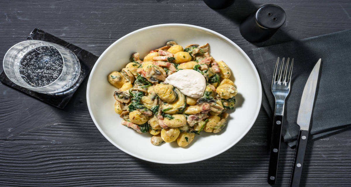 Gnocchi crémeux aux lardons & burrata avec une fricassée de champignons & des épinards