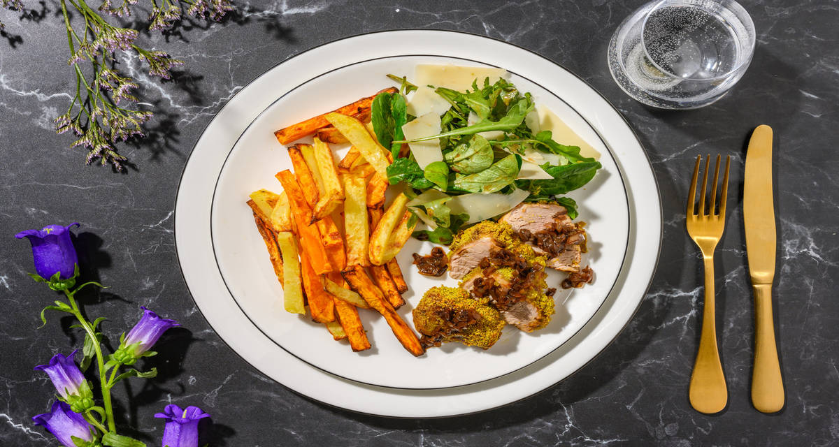 Filet mignon de porc en croûte de pistaches avec du Grana Padano AOP & un duo de frites