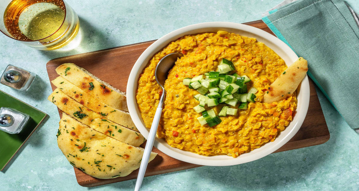 Krydret linse-dhal med smørstegt pitabrød og frisk agurk
