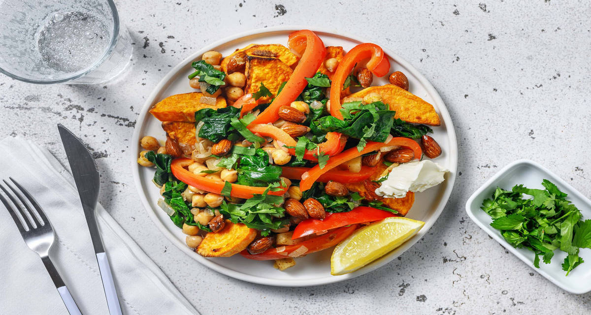 Midden-Oosterse stijl loaded zoete aardappel met labne, kikkererwten, paprika en amandelen