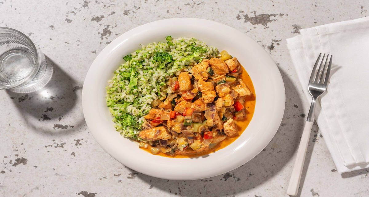 Kruidige kokos-kipstoof met broccolirijst, courgette en puntpaprika