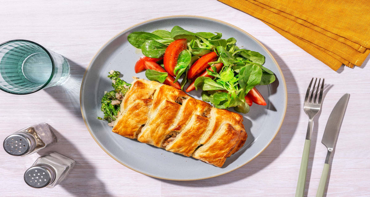 Feuilleté farci au poulet haché et brocoli salade de tomate et mâche