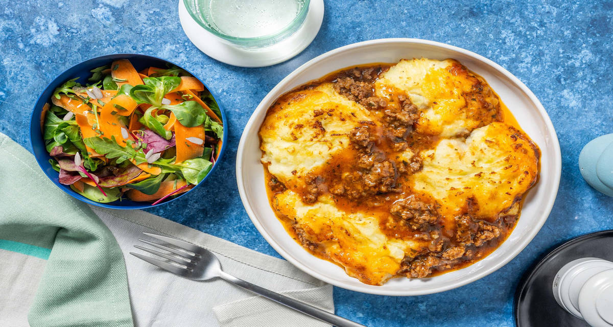 Klassisk 'cottage pie' med gratineret kartoffelmos og grøn salat