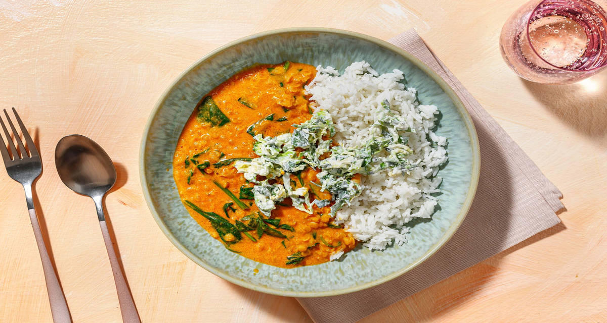 Indisk tikka masala-dhal med långkornigt ris och brysselkålsraita