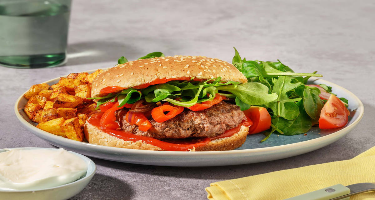 Burger met smokey tomatenketchup en puntpaprika met aardappelen en tomatensalade
