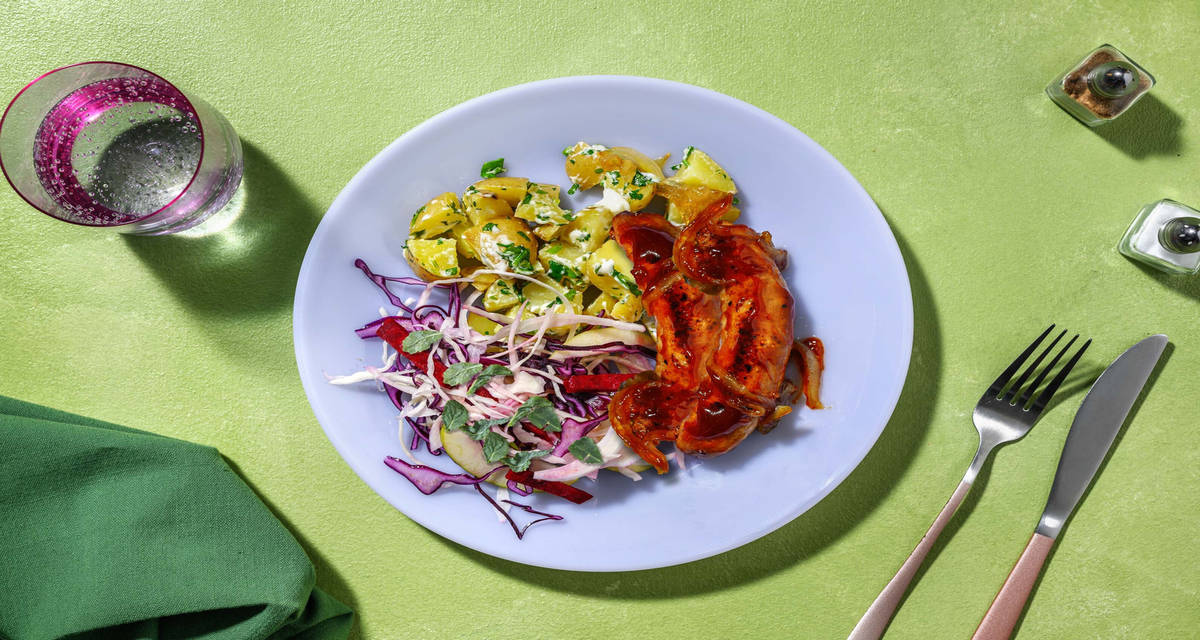 BBQ-glaserede pølser med persillekartofler og saftig kålsalat