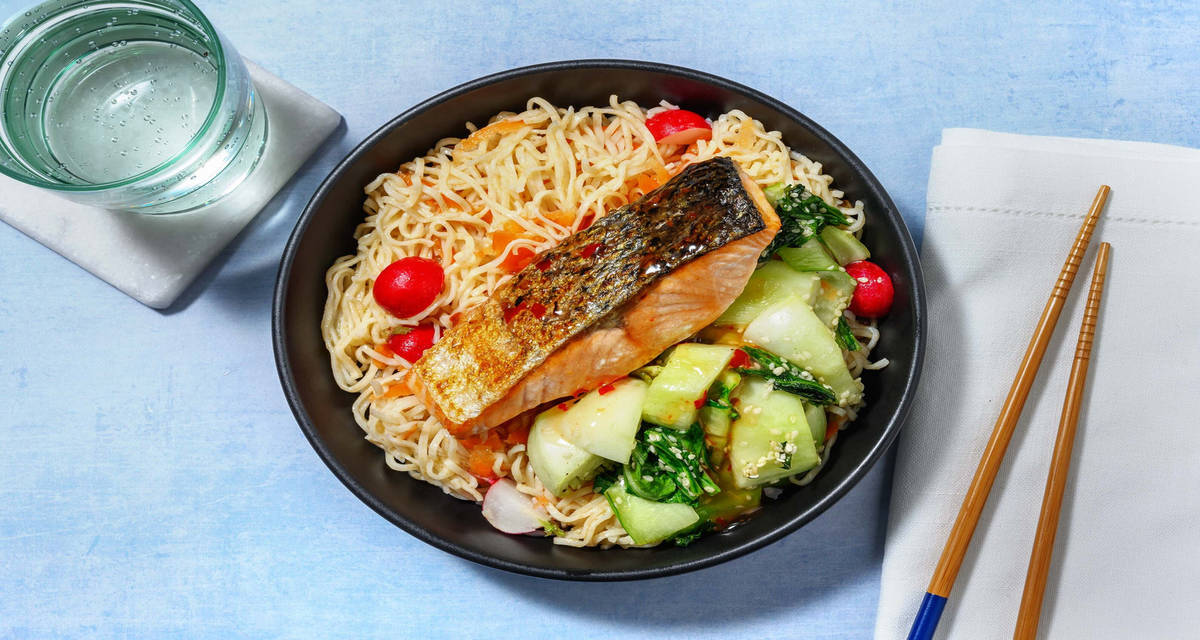 Asiatisk-inspirerad öring med nudelsallad och sweet chilisås