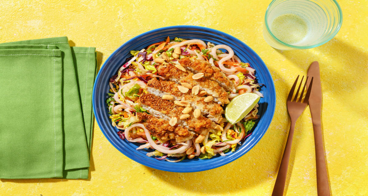 Thais geïnspireerde noedelbowl met meergranenvisburger met pinda’s, limoen, koriander en zoet-pikante chilisaus