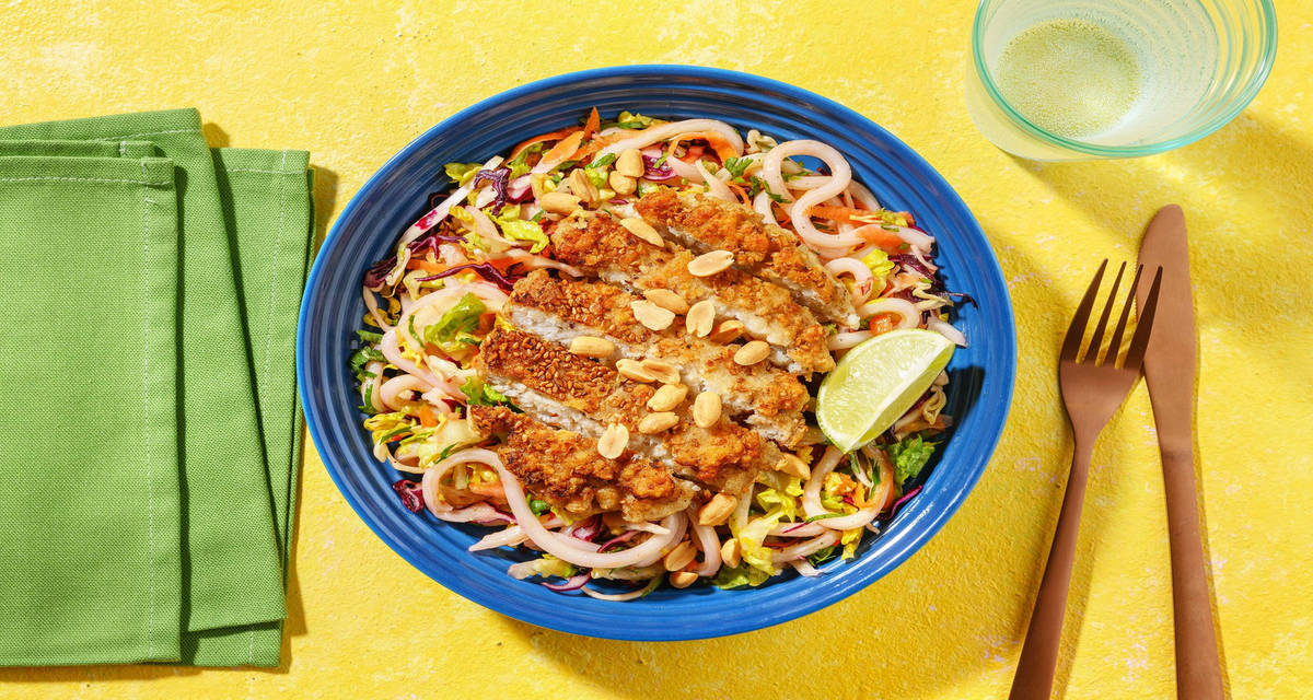 Salade de nouilles au poisson croustillant sauce au chili, cacahuètes et coriandre