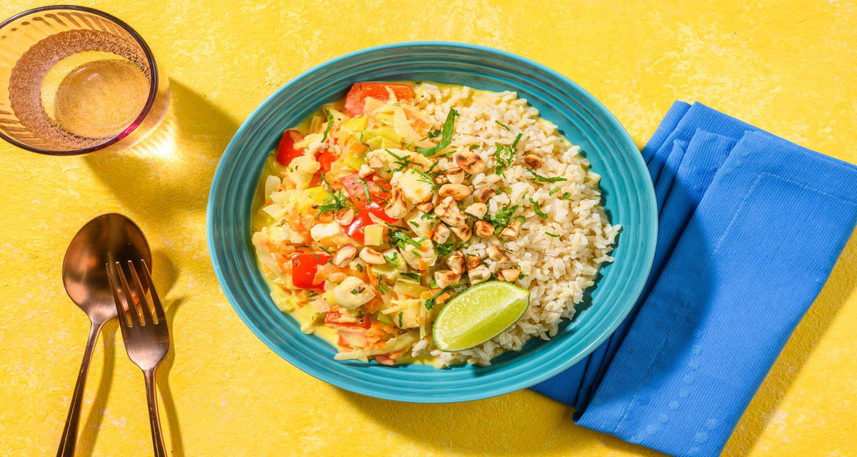 Kruidige groene curry met vis met cashewnoten, groenten en limoen