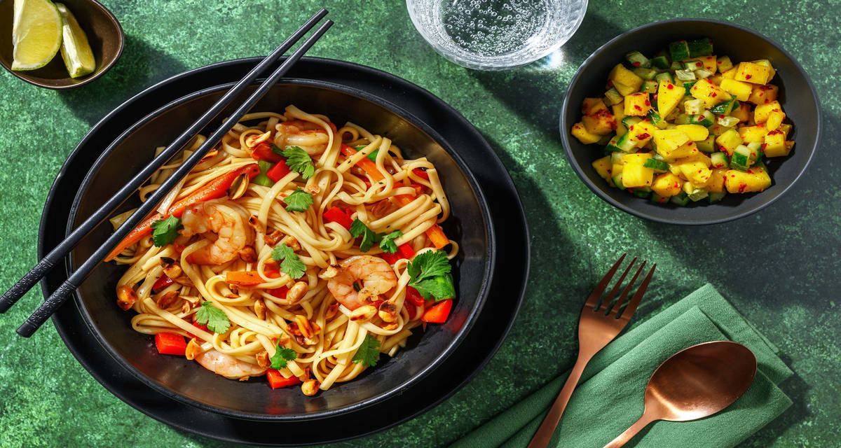 Pad thai-inspirerade räkor med knapriga jordnötter och mangosallad