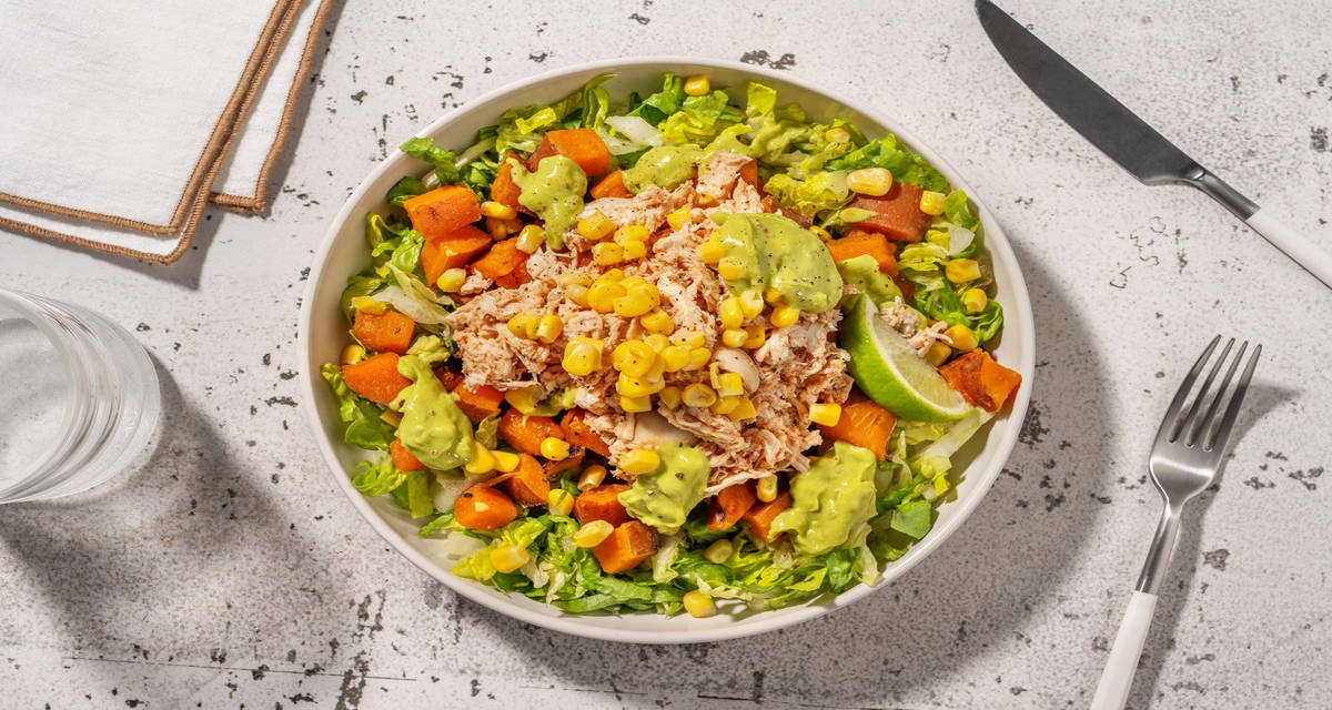 Pulled-chickenbowl met avocadosaus met salade, zoete aardappel en Mexicaanse kruiden
