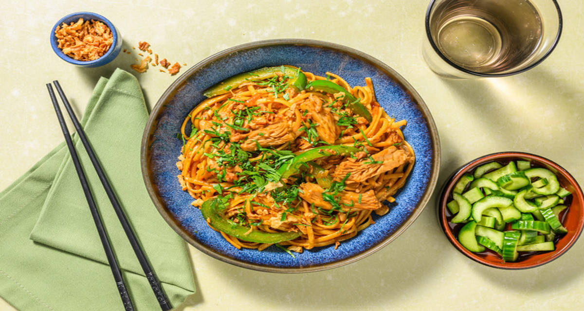 Bami in Surinaamse stijl met veggie kip met zoetzure komkommer en gefrituurde uitjes