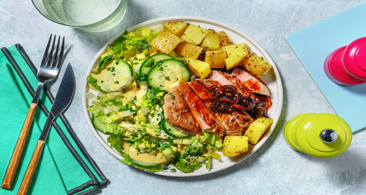 Steak mariné et sauce à l'oignon pommes de terre et salade de concombre