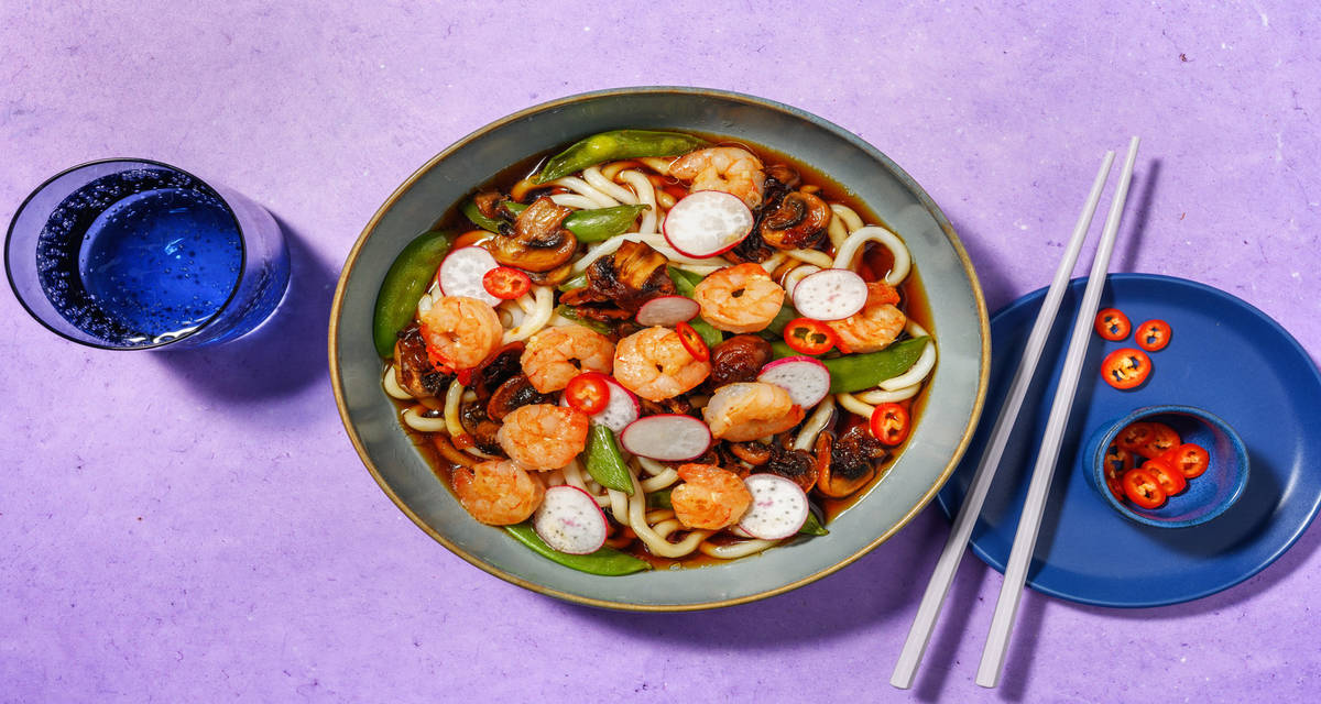 Soupe de nouilles udon aux crevettes relevées pois mange-tout, champignons laqués et gomasio