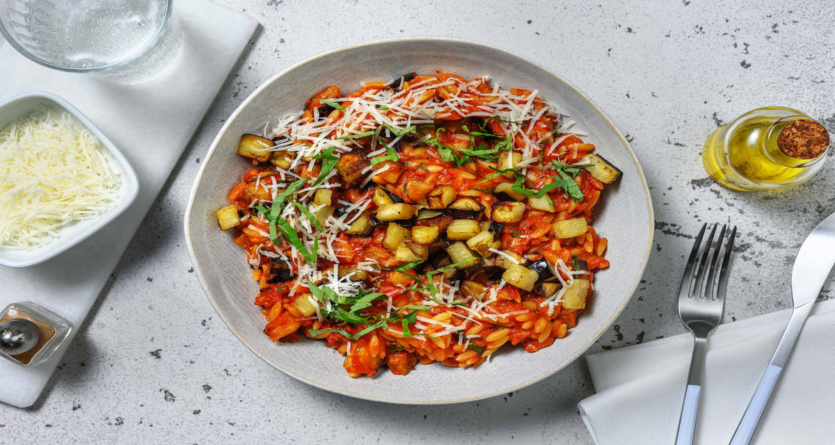 Orzo alla norma met vers basilicum en Parmigiano Reggiano