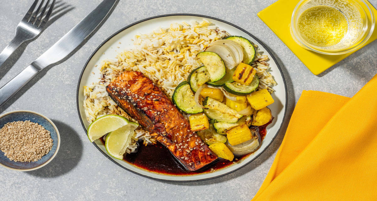 Zalm in hoisinsaus met geroosterde groenten met furikakerijst, limoen en sesamdressing