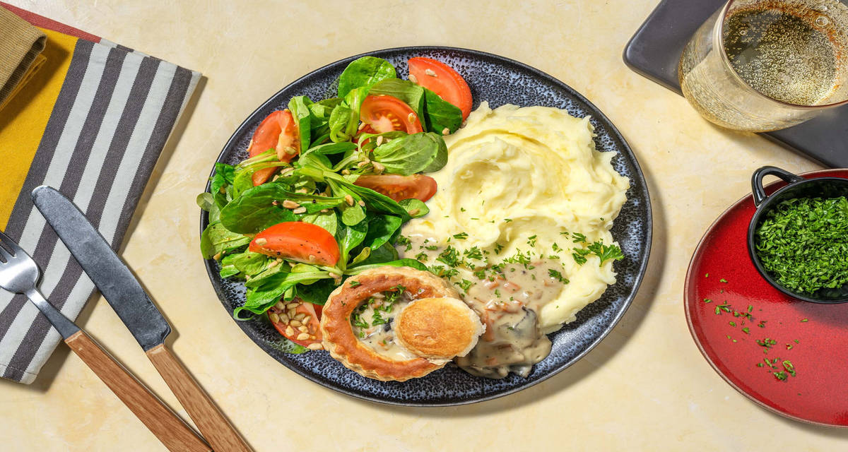 Vol-au-vent aux champignons en sauce crémeuse purée de pommes de terre, salade de tomate et persil